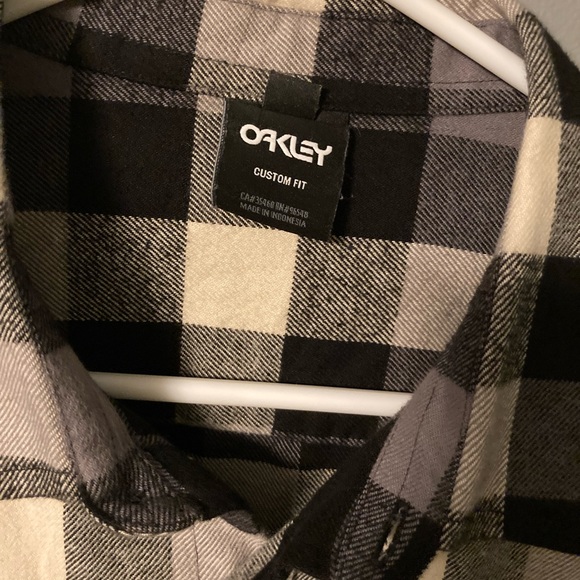 Oakley Plaid Flannel Button-up Shirt (M) - Picture 3 of 4